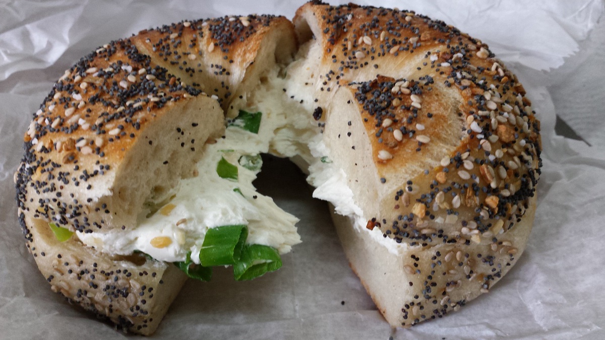 El famoso bagel todo de Absolute con queso crema con cebollín es uno de los mejores bagels de Nueva York.