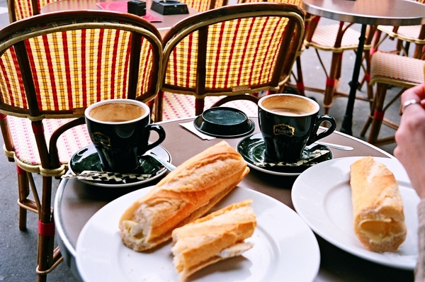 Las mejores baguettes de París saben aún mejor cuando se disfrutan en un gran café parisino con una taza de café.