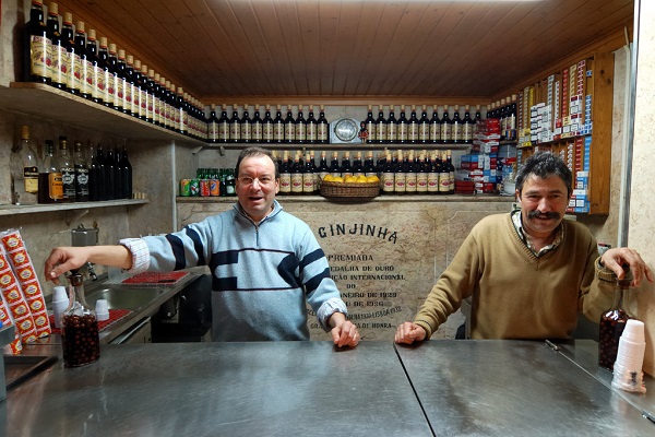 Ginjinha, que se muestra aquí, es uno de los mejores bares de Lisboa para probar la ginja.
