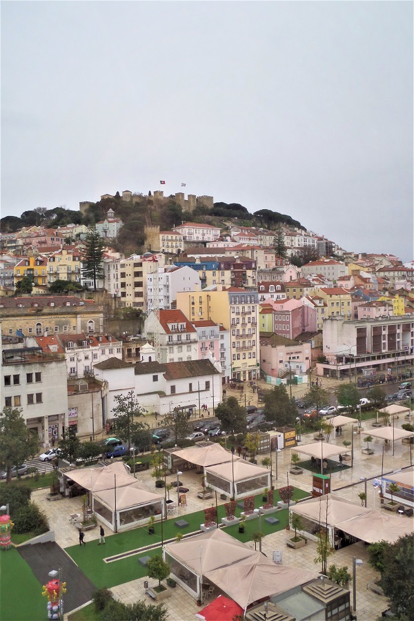TOPO es uno de los mejores bares en la azotea de Lisboa, que ofrece impresionantes vistas de la ciudad.