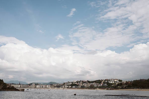 Practicar un viaje responsable en San Sebastián significa respetar la comunidad local y el medio ambiente.