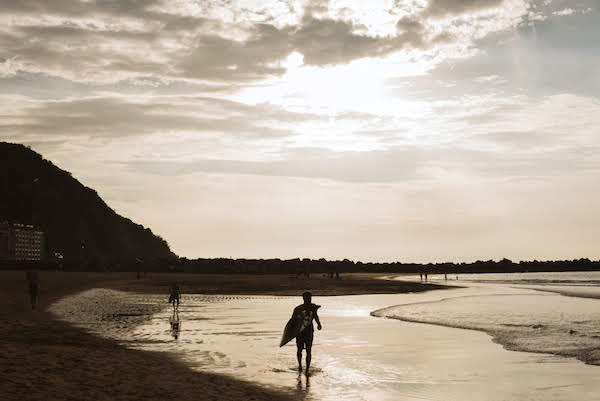 Una de las mejores playas de San Sebastián para los surfistas es la Playa de la Zurriola, un lugar divertido y juvenil con grandes olas.