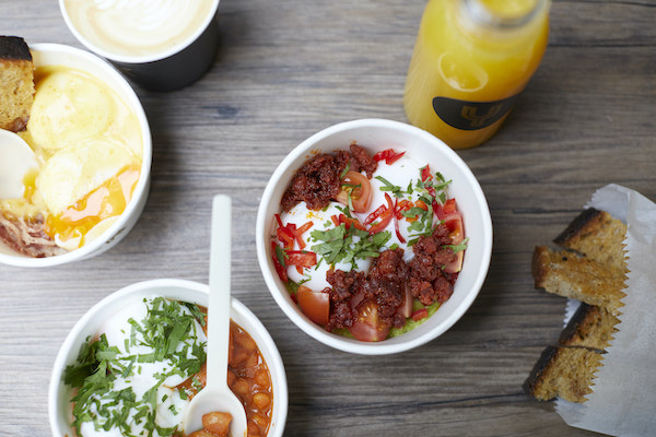 Potes de huevos escalfados en el café Yolk en Londres