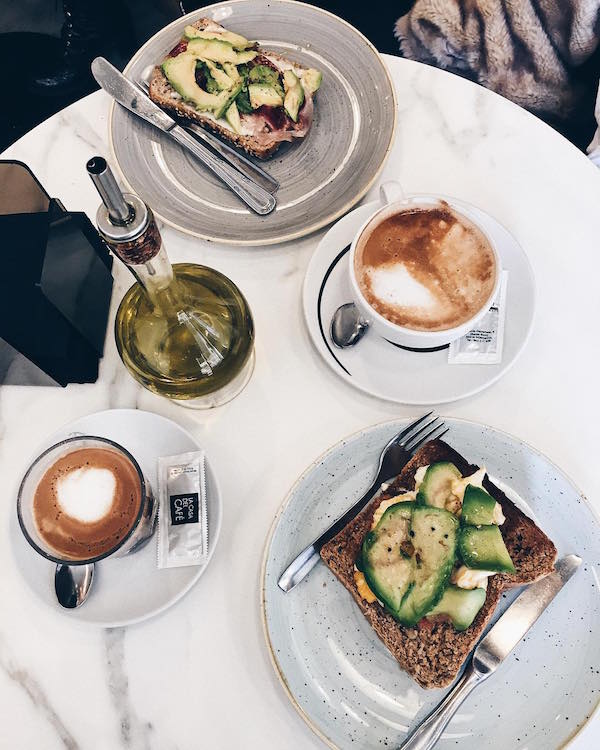 Algunos de los mejores cafés de San Sebastián se encuentran fuera de lo común. ¡Nos encantan las deliciosas bebidas y los desayunos especiales en Trikua en el barrio Antiguo!