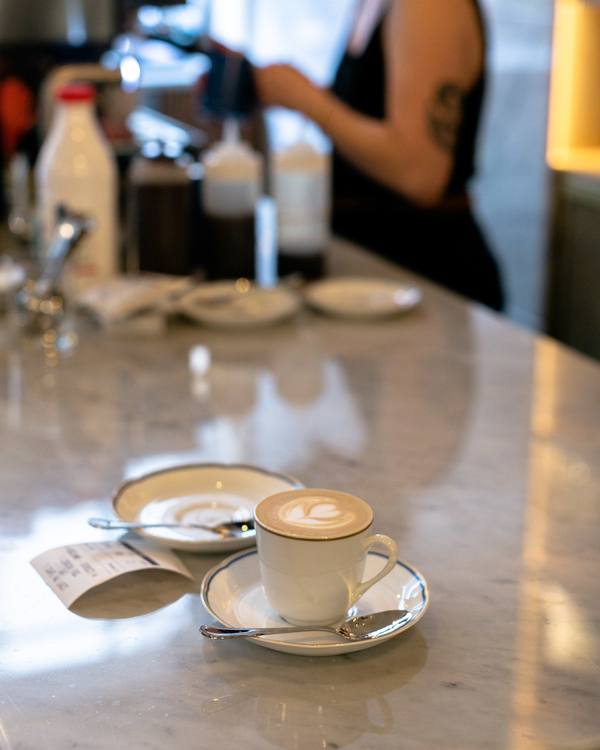 Holybelly tiene algunos de los mejores cafés de París. Fueron una fuerza revolucionaria en la escena del café artesanal local.