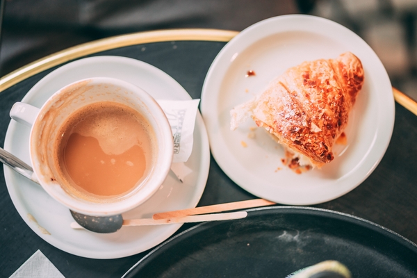 El mejor café de París viene acompañado de bollería.