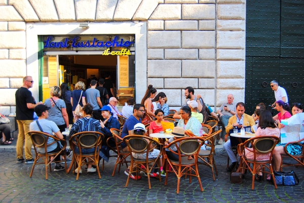 Sant'Eustachio il Caffè es una verdadera joya local y hogar de algunos de los mejores cafés de Roma.
