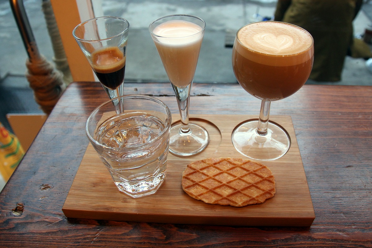 Latte deconstruido por NYC Coffee Project con agua y oblea