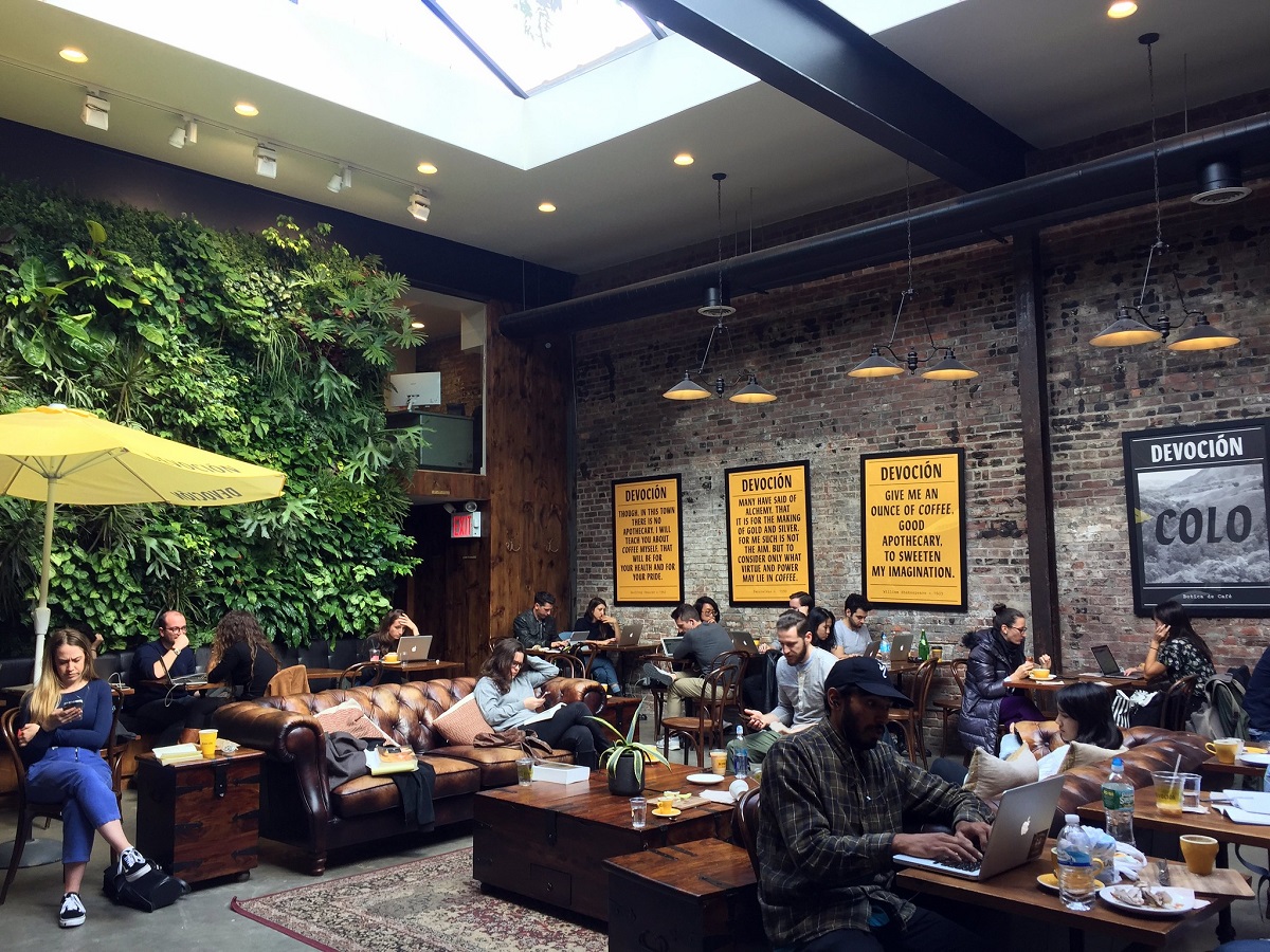 Cafetería Devocion lounge con gente en Nueva York