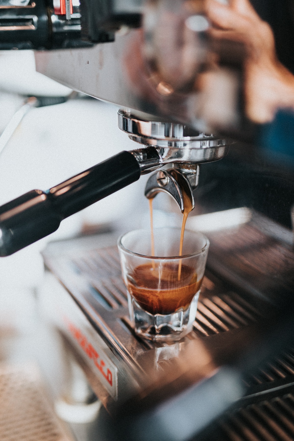 Un trago doble de café proveniente de una máquina de espresso