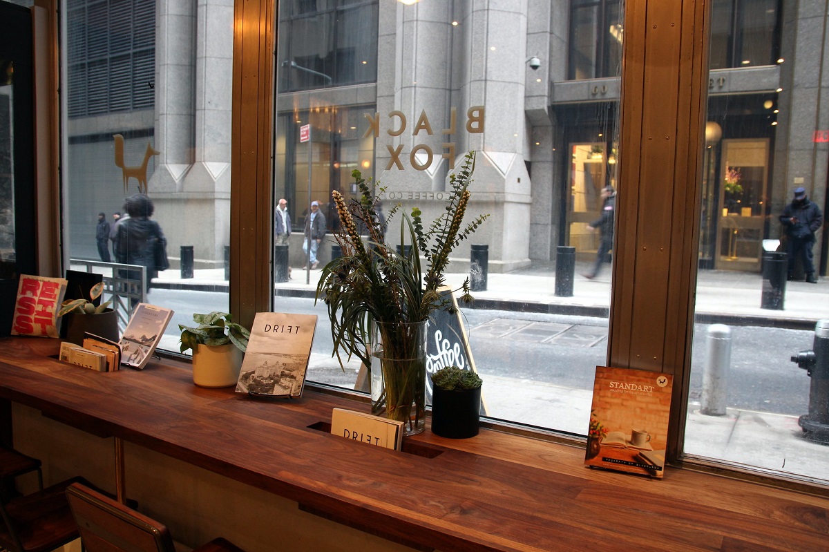 Dentro del café Black Fox en el distrito financiero de Nueva York