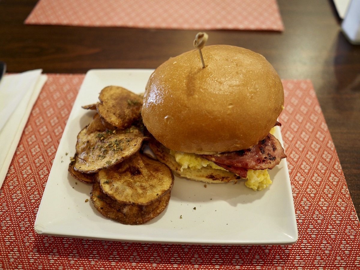 Sándwich de desayuno yemení y papas fritas en Yafa Cafe en Nueva York