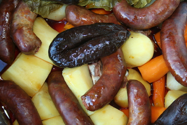 Estofado portugués con chorizo ​​y verduras.