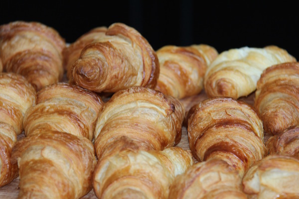 Los croissants se encuentran entre los alimentos más famosos de París. Son una excelente manera de comenzar la mañana.