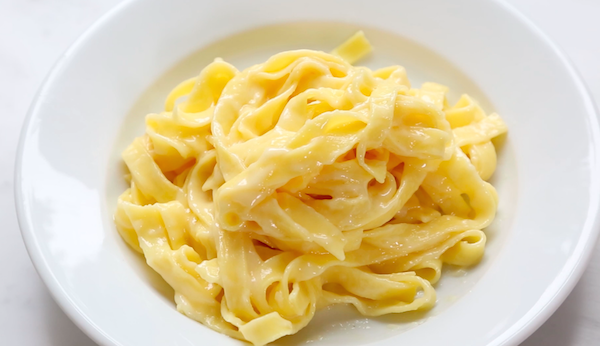 Una de las opciones más populares para la mejor pasta en Roma es el fettuccine Alfredo, pero asegúrate de comprar algo real y no una imitación turística.