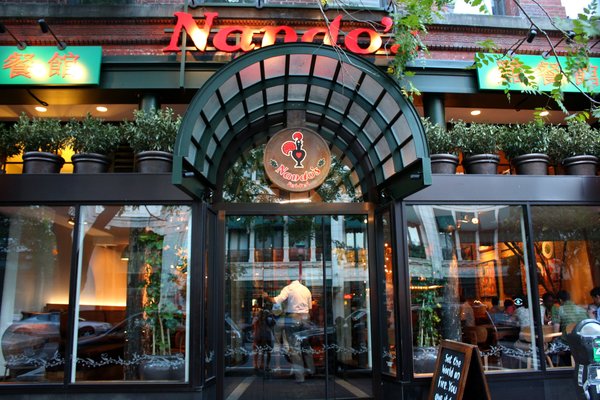 Nando's es un restaurante con sede en Sudáfrica que ayudó a popularizar el pollo piri piri.