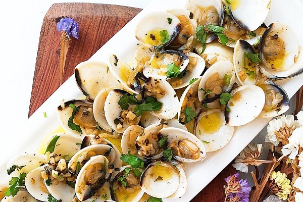 ¿Buscando los mejores petiscos de Lisboa? Prueba las Ameijôas à Bulhão Pato, almejas con salsa de cilantro.