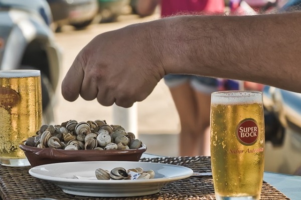 Uno de los mejores petiscos de Lisboa son los caracaos (caracoles), que acompañan a la perfección con una cerveza fría.