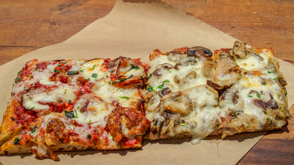 Algunas de las mejores pizzas de Roma vienen al taglio, o por porción.