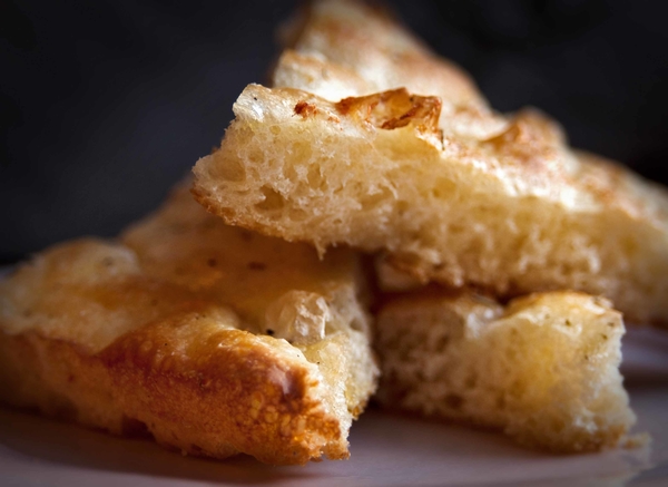 Algunas de las mejores pizzas de Roma vienen en forma de pizza bianca, una excelente versión reducida del pastel clásico.