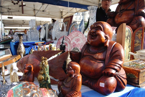 Antigüedades en un mercadillo de Barcelona