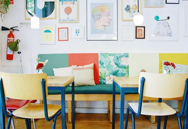 Dirígete a Carrer del Parlament para ver uno de los mejores lugares para tomar fotografías en Barcelona. ¡Nos encantan los coloridos cafés aquí!