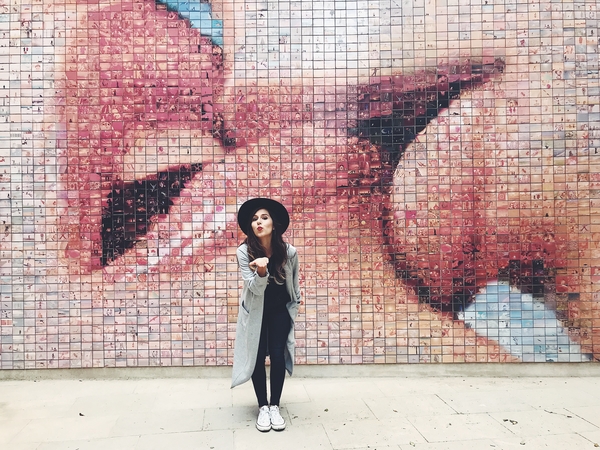 La Plaça d'Isidre Nonell es uno de los mejores lugares para hacer fotos en Barcelona. Acércate al mural y verás todo un mundo de imágenes. 