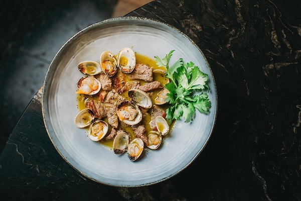 Optimista es uno de los mejores restaurantes de Cais do Sodré. Aquí puedes probar comida portuguesa mezclada con influencias asiáticas.