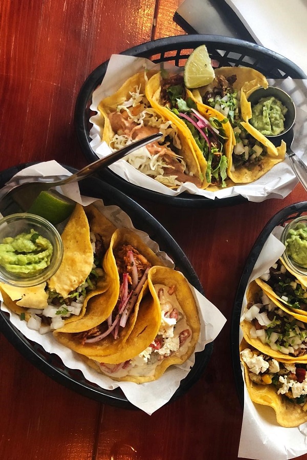 ¿Busca los mejores restaurantes que Cais do Sodré tiene para ofrecer? Prueba Pistola Y Corazón, uno de los restaurantes mexicanos más populares de Lisboa, amado tanto por locales como por turistas.