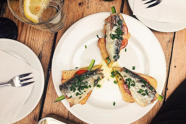 Sol e Pesca es uno de los mejores restaurantes de Cais do Sodré para probar conservas de pescado.