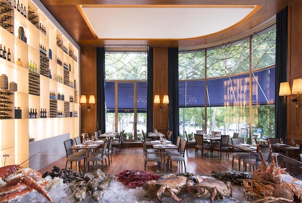 Cervejaria Liberdade ofrece una versión refinada del salón de mariscos tradicional de Lisboa y es uno de los mejores restaurantes de mariscos de Lisboa.