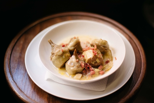 Alcachofas con jamón ibérico en restaurante y bar Mesón Mariano
