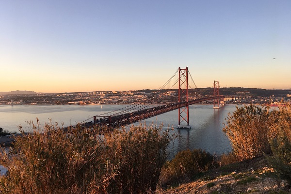 Puedes disfrutar de una de las mejores vistas de Lisboa desde la estatua de Cristo Rei.