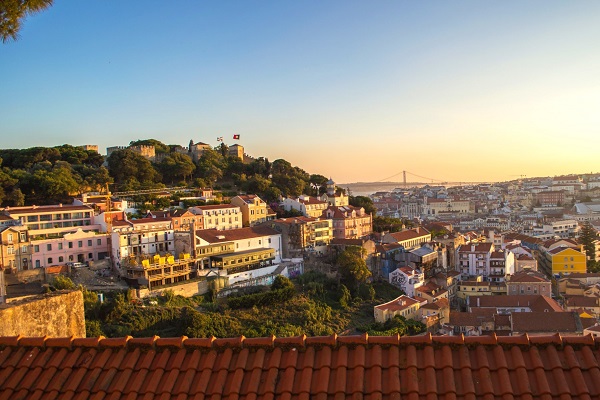 Miradouro da Graça tiene una de las mejores vistas de la puesta de sol de Lisboa.