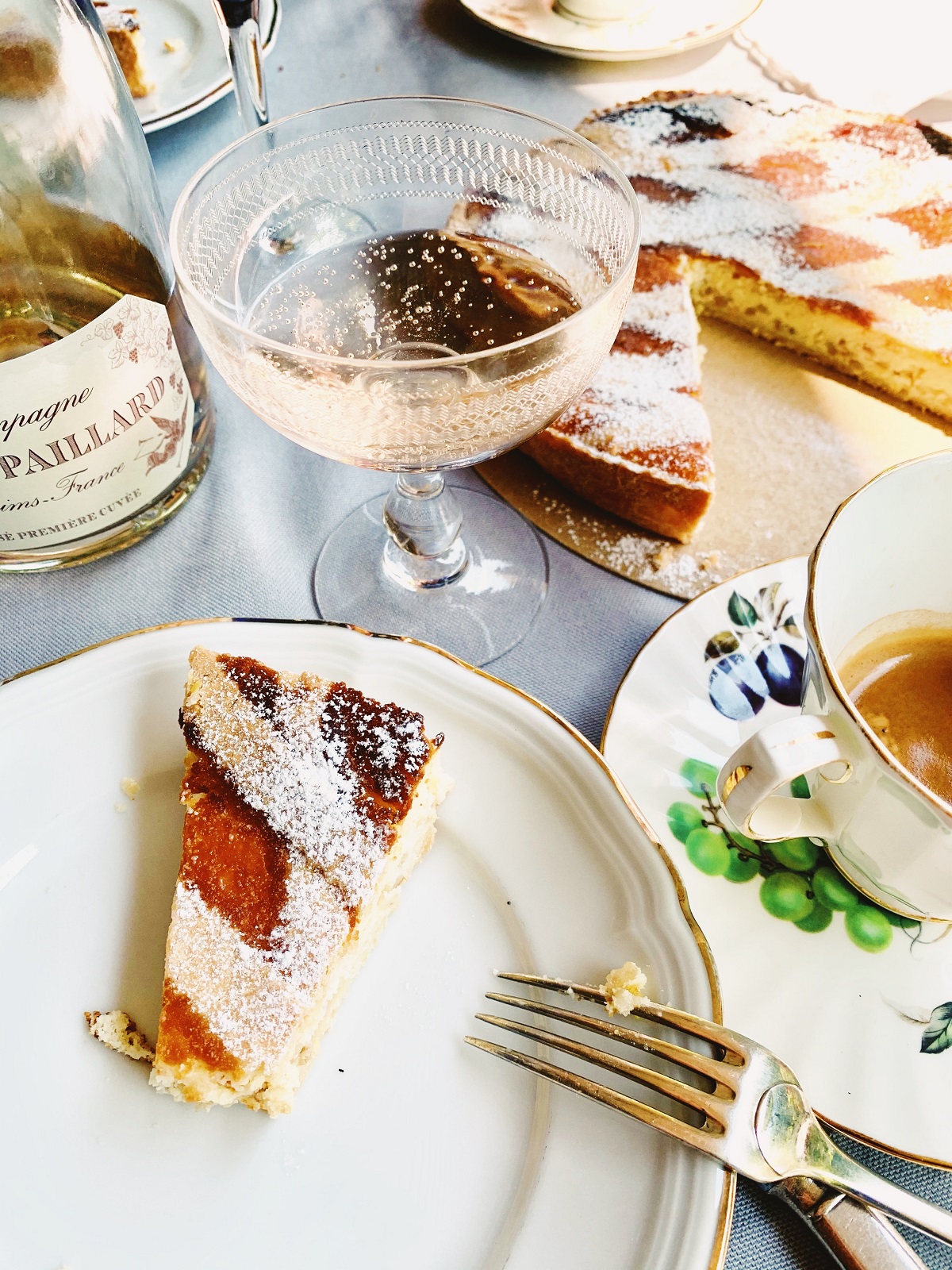 Postre untado con vino espumoso, té y tarta de albaricoque