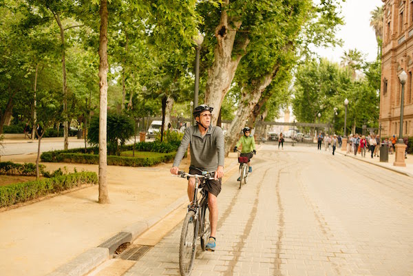 ¡Alquilar una bicicleta en Sevilla es barato, rápido y fácil! No hay mejor manera de ver la ciudad.