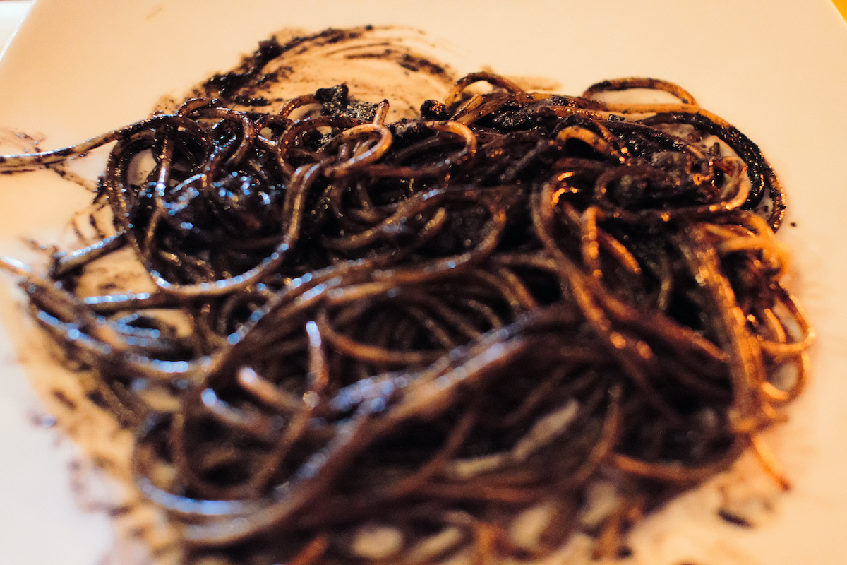 Espaguetis negros hechos con tinta de calamar