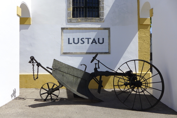 Historia y tradición se encuentran en Lustau, una de las bodegas más singulares de Jerez.