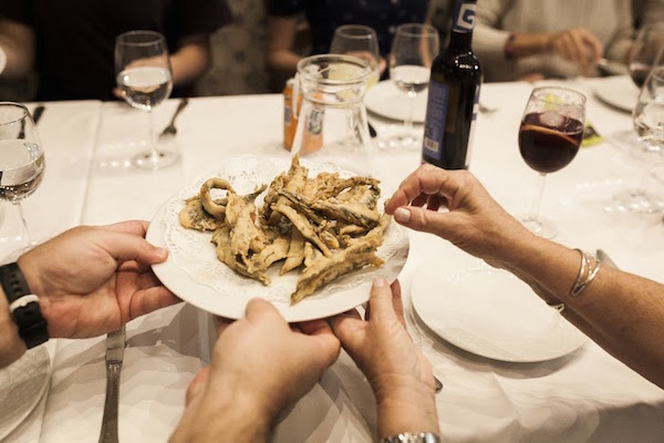 Rincón de Rodri es uno de los mejores bares de tapas de Granada y es especialmente famoso por su marisco frito.