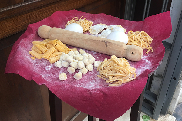 Pasta fresca y alfileres en exhibición en uno de los restaurantes de la Ciudad del Vaticano.