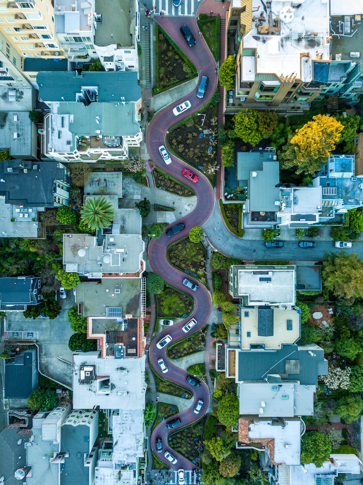 Vista aérea de los coches que circulan por la calle Lombard en San Francisco con ocho curvas cerradas