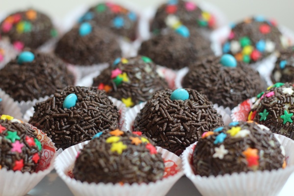 Brigadeiros de chocolate que puedes comer en los restaurantes brasileños en Lisboa