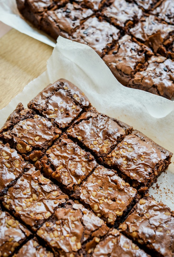 Una bandeja de brownies recién horneados
