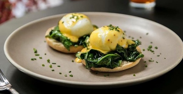 Los huevos benedictinos son la opción clásica de brunch en Madrid y Federal tiene tres tipos: bacon, salmón ahumado o espinacas como esta.