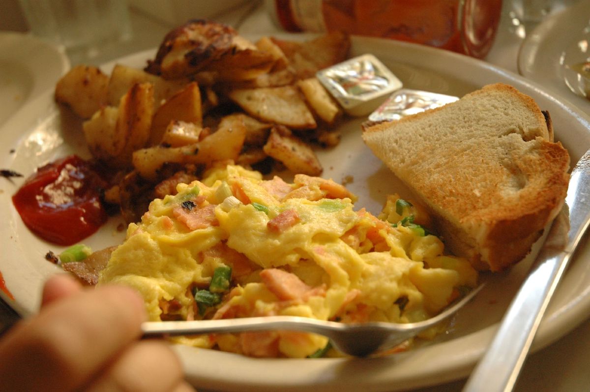 Tortilla de salmón en un plato con tostadas y croquetas de patata