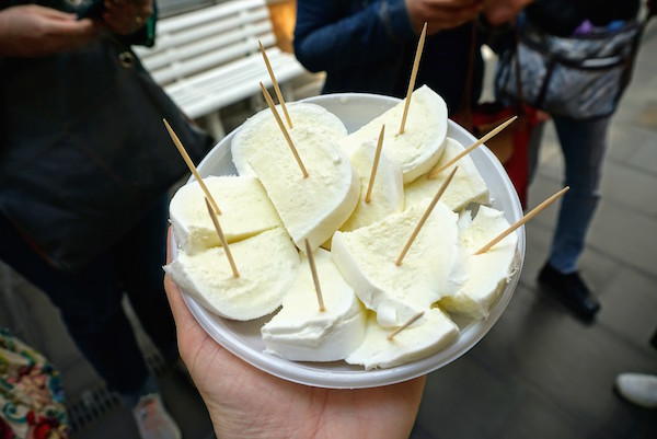 La mozzarella de búfala es uno de nuestros quesos italianos favoritos.