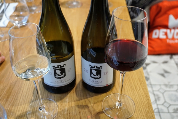 No es necesario probar antes de comprar vino en Roma, ¡pero seguro que es divertido!