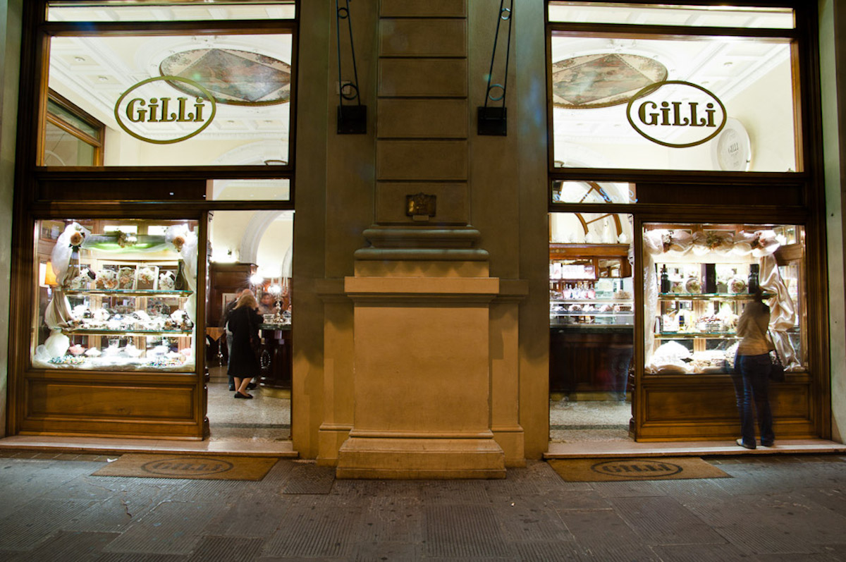 Exterior de la cafetería y pastelería Gilli's en Florencia con dos grandes ventanas de vidrio