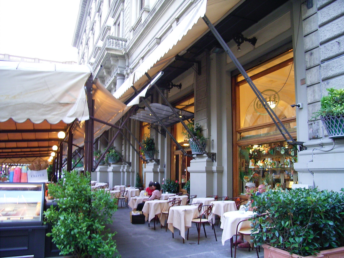 Terraza fuera de Caffe Gilli en Florencia, Italia.
