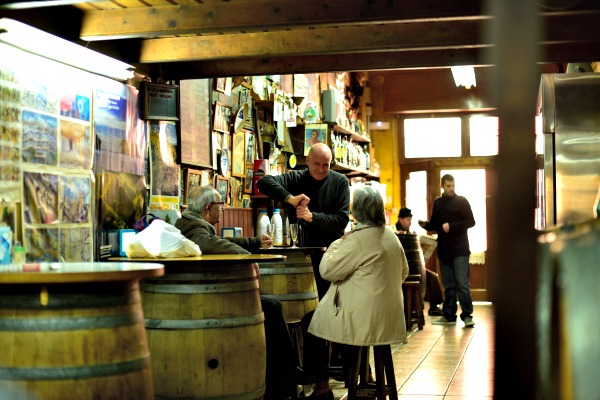 ¡Gracia es un lugar donde alojarse en Barcelona si quieres vivir como un local! Este vecindario vibrante y auténtico está lleno de estilo local. Si tienes la suerte de alojarte en uno de los muchos hoteles gastronómicos de Barcelona, ​​¿por qué no participar en el último tour gastronómico de un día?